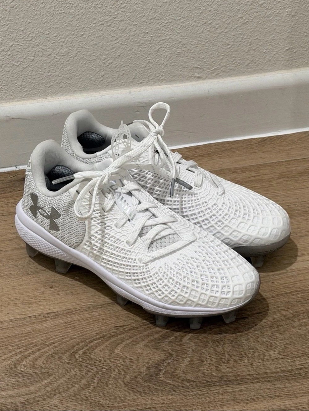 Under Armour Women’s White Glyde 2.0 MT Charged Softball Cleats size 6.5 New